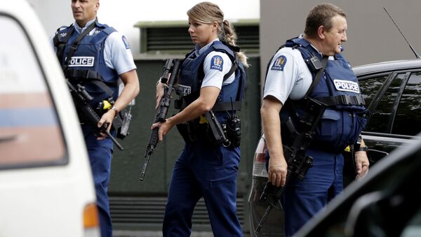 Polícia armada realiza patrulha em frente a uma mesquita no centro de Christchurch, Nova Zelândia, nesta sexta-feira, 15 de março de 2019 - Sputnik Brasil