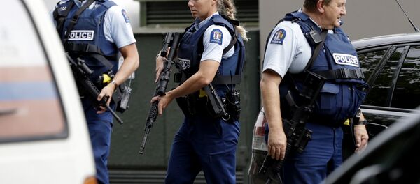 Polícia armada realiza patrulha em frente a uma mesquita no centro de Christchurch, Nova Zelândia, nesta sexta-feira, 15 de março de 2019 - Sputnik Brasil