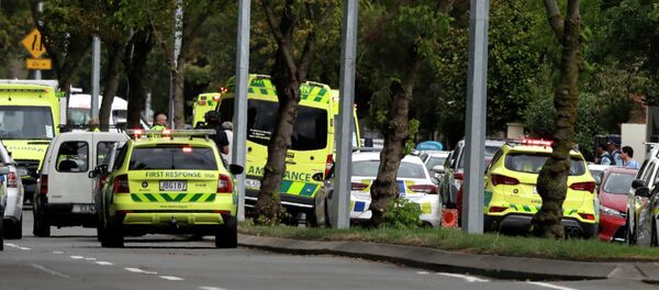 Ambulâncias estacionadas perto da mesquita de Christchurch, Nova Zelândia, onde 40 pessoas foram assassinadas por atiradores nesta sexta-feira, 15 de março de 2019 - Sputnik Brasil