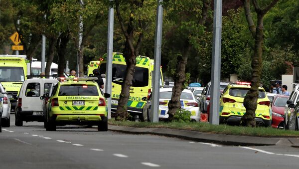 Ambulâncias estacionadas perto da mesquita de Christchurch, Nova Zelândia, onde 40 pessoas foram assassinadas por atiradores nesta sexta-feira, 15 de março de 2019 - Sputnik Brasil