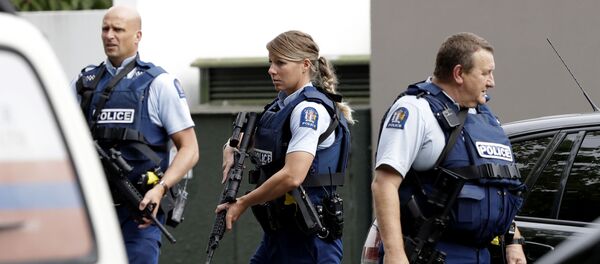 Polícia armada realiza patrulha em frente a uma mesquita no centro de Christchurch, Nova Zelândia, em 15 de março de 2019 - Sputnik Brasil