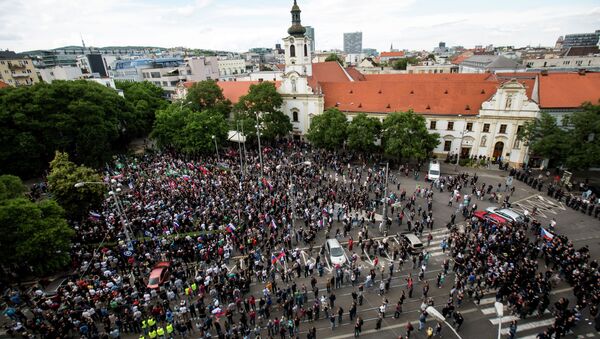 Milhares de pessoas saíram para ruas da capital eslovaca, Bratislava, para protestar contra a imigração - Sputnik Brasil