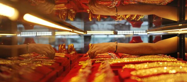 Vendedora coloca ouro em vitrine na China - Sputnik Brasil