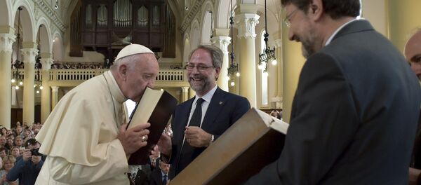 Papa Francisco visita um templo Valdense em Turim. - Sputnik Brasil