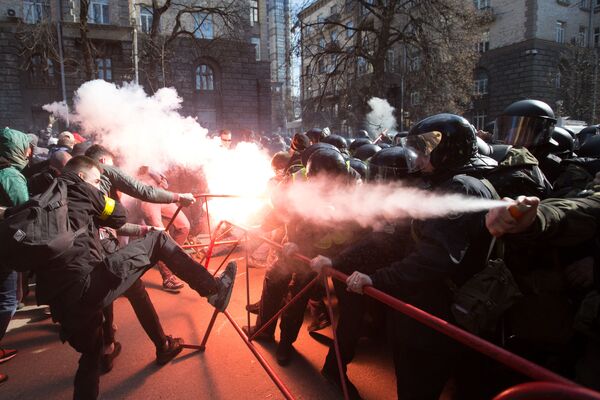 Confrontos entre nacionalistas e policiais perto junto ao prédio da administração do presidente ucraniano em Kiev - Sputnik Brasil