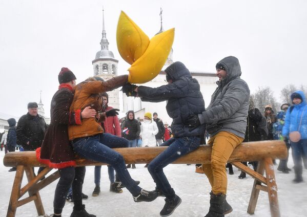 Luta com almofadas durante a Maslenitsa, uma festa do povo russo que incorpora algumas tradições que remontam a tempos pagãos, em Suzdal - Sputnik Brasil