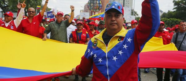 Apoiantes do presidente legítimo da Venezuela, Nicolás Maduro, se manifestam nas ruas de Caracas - Sputnik Brasil
