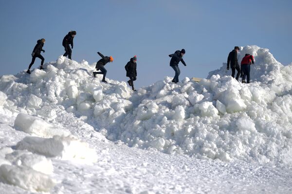 Pedaços de gelo de vários metros de altura formados em resultado do vento tempestuoso e mau tempo na cidade russa de Zelenogorsk - Sputnik Brasil