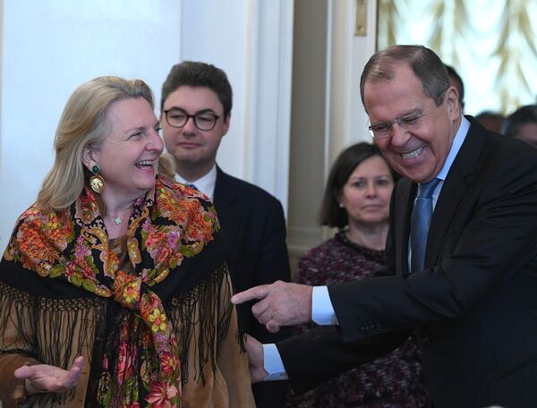Ministro das Relações Exteriores da Rússia, Sergei Lavrov, com sua homóloga austríaca, Karin Kneissl, durante a reunião - Sputnik Brasil