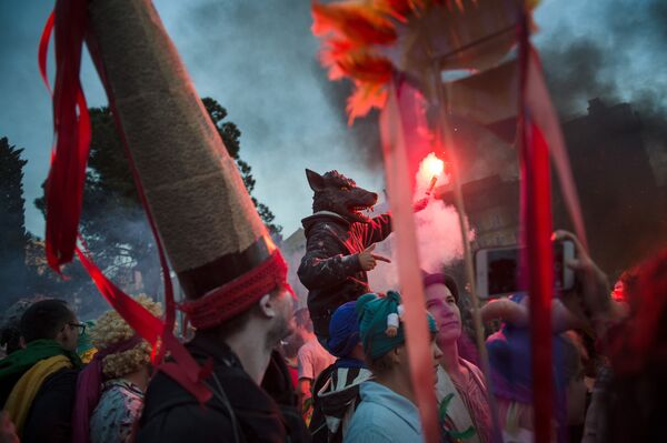 Foliões participam no La Plaine Carnival em Marselha, França, em 10 de março de 2019 - Sputnik Brasil