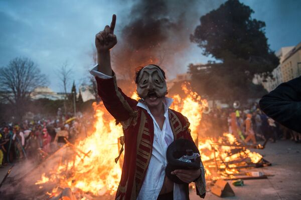 Participante do La Plaine Carnival com máscara do prefeito de Marselha, Jean-Claude Gaudin, na França - Sputnik Brasil