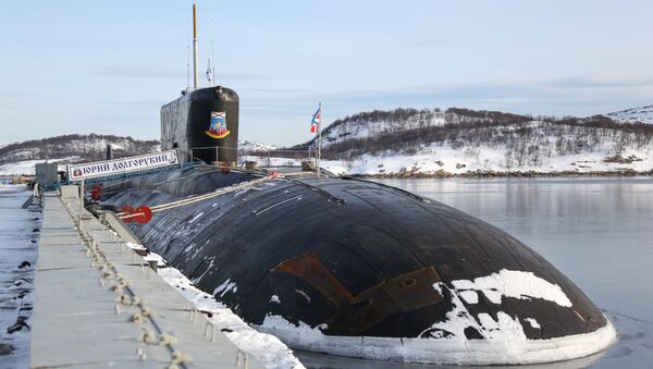 Submarino nuclear K-535 Yuri Dolgoruky, da Frota do Norte da Rússia, atracado no porto de Gadjiyevo - Sputnik Brasil