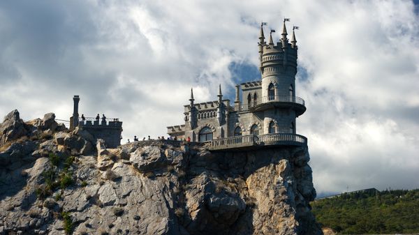 Castelo do Ninho da Andorinha no topo de um penhasco costeiro na cidade de Gaspra da Crimeia. - Sputnik Brasil