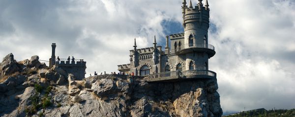 Castelo do Ninho da Andorinha no topo de um penhasco costeiro na cidade de Gaspra da Crimeia. - Sputnik Brasil