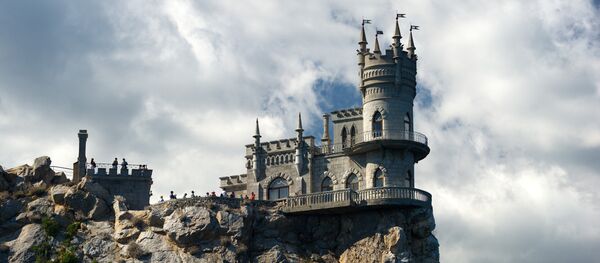 Castelo do Ninho da Andorinha no topo de um penhasco costeiro na cidade de Gaspra da Crimeia. - Sputnik Brasil