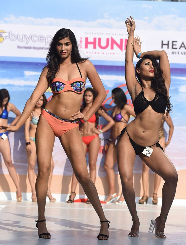 Modelos fitness indianas posam no desfile realizado no âmbito do Body Power Beach Show, o primeiro carnaval de corpos praieiros na Índia - Sputnik Brasil