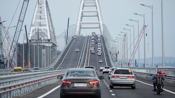 Carros se locomovem pela Ponte da Crimeia - Sputnik Brasil