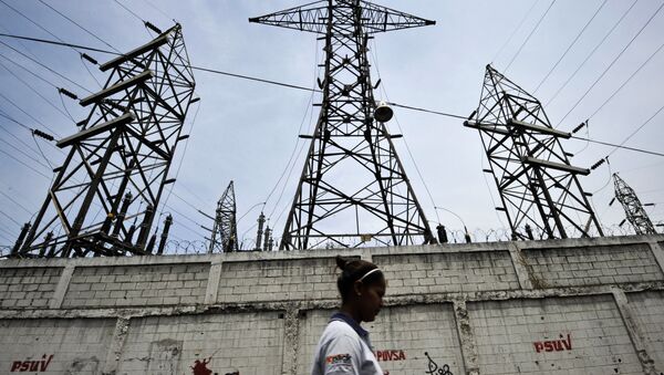 Uma mulher caminha em frente a postes de eletricidade em Caracas, Venezuela (Arquivo) - Sputnik Brasil