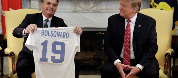 Jair Bolsonaro recebe de Donald Trump camisa da seleção norte-americana de futebol, Casa Branca, Washington, 19 de março de 2019 - Sputnik Brasil