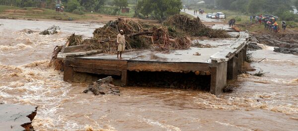 Homem observa água da beira de uma ponte sobre o rio Umvumvu destruída pela passagem do ciclone tropical Idai em Zimbabué, 18 de março de 2019 - Sputnik Brasil