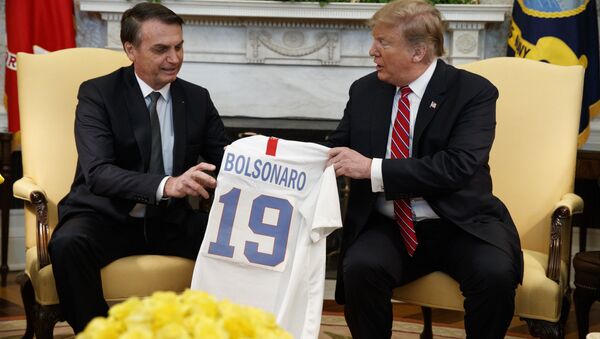 President Donald Trump presents Brazilian President Jair Bolsonaro with a U.S. national team soccer jersey during a meeting in the Oval Office of the White House, Tuesday, March 19, 2019, in Washington. (AP Photo/Evan Vucci) - Sputnik Brasil