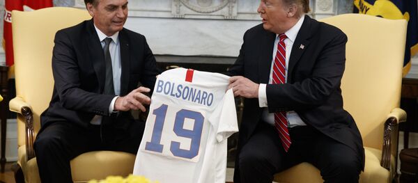 President Donald Trump presents Brazilian President Jair Bolsonaro with a U.S. national team soccer jersey during a meeting in the Oval Office of the White House, Tuesday, March 19, 2019, in Washington. (AP Photo/Evan Vucci) - Sputnik Brasil