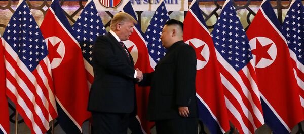 O presidente dos EUA, Donald Trump, e o líder norte-coreano, Kim Jong Un, apertam as mãos antes do bate-papo individual durante a segunda cúpula dos EUA e da Coréia do Norte no Metropole Hotel, em Hanói. - Sputnik Brasil
