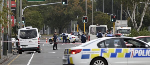 Polícia bloqueia rua perto da mesquita de Linwood, em Christchurch, Nova Zelândia, após tiroteio Polícia bloqueia rua perto da mesquita de Linwood, em Christchurch, Nova Zelândia, após tiroteio - Sputnik Brasil