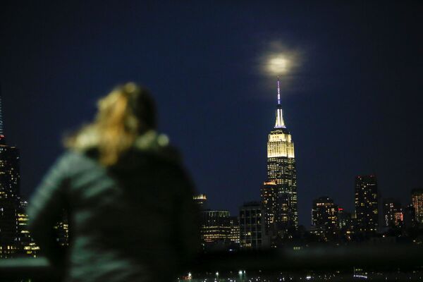 Superlua brilha por cima do arranha-céu americano Empire State Building, no centro de Manhattan, Nova York - Sputnik Brasil