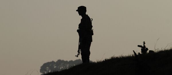 Um soldado do exército paquistanês de guarda no topo de uma área frontal na Linha de Controle (LOC), que divide a Caxemira entre o Paquistão e a Índia. (Arquivo) - Sputnik Brasil