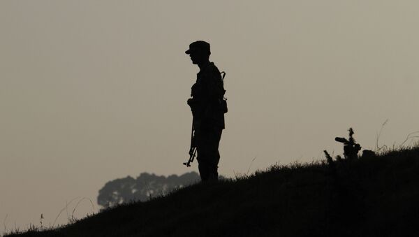 Um soldado do exército paquistanês de guarda no topo de uma área frontal na Linha de Controle (LOC), que divide a Caxemira entre o Paquistão e a Índia. (Arquivo) - Sputnik Brasil
