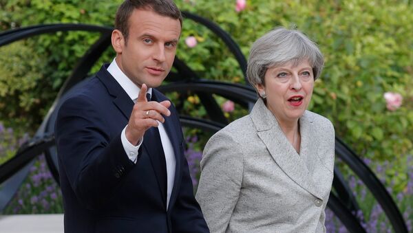 French President Emmanuel Macron and Britain's Prime Minister Theresa May - Sputnik Brasil