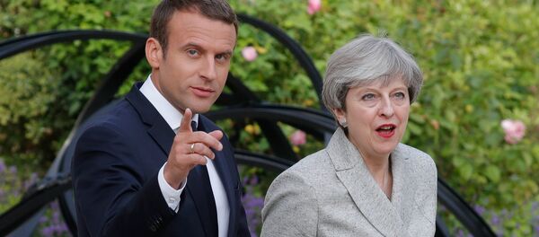French President Emmanuel Macron and Britain's Prime Minister Theresa May - Sputnik Brasil