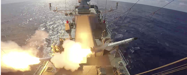 Momento do lançamento do míssil a bordo da Fragata Independência - Sputnik Brasil