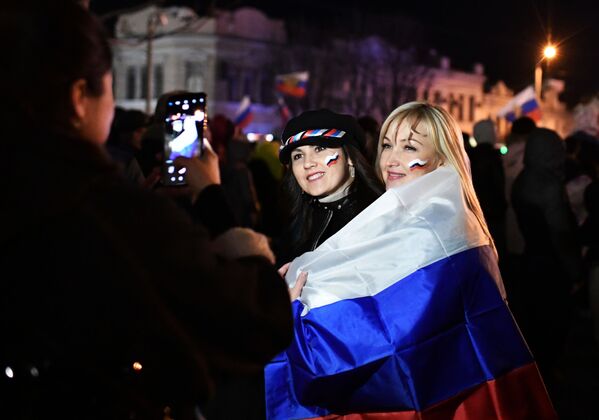 Espectadores tiram fotos no concerto em honra do 5º aniversário da reintegração da Crimeia à Rússia - Sputnik Brasil