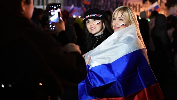 Espectadores tiram fotos no concerto em honra do 5º aniversário da reintegração da Crimeia à Rússia - Sputnik Brasil