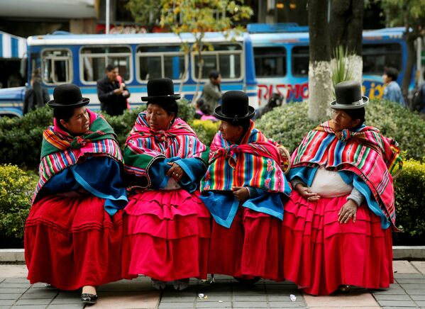 Mulheres do grupo étnico Quechua durante uma manifestação em apoio da comunidade Qhara Qhara na cidade La Paz, Bolívia - Sputnik Brasil