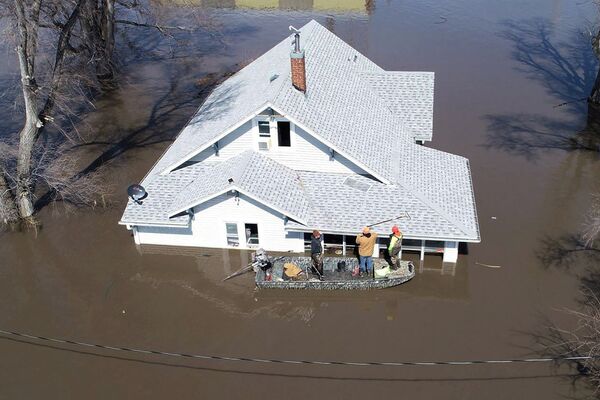 Equipe de resgate retira gatos de casa inundada em resultado da cheia no Missouri, EUA - Sputnik Brasil