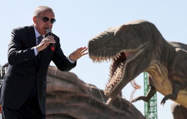 Presidente turco, Recep Tayyip Erdogan, perto de modelo de dinossauro durante a cerimônia de abertura de um parque de diversão em Ancara - Sputnik Brasil