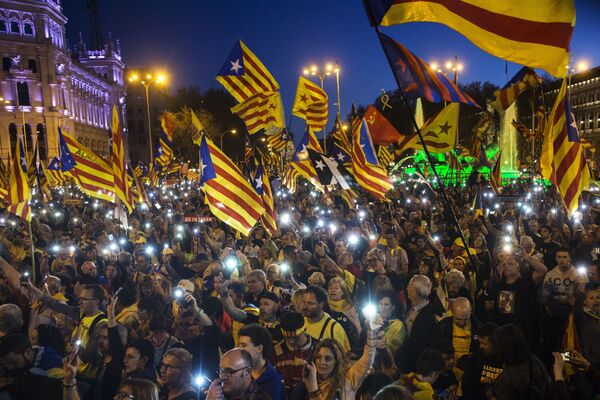Manifestantes participam em ação em apoio da independência da Catalunha em Madri - Sputnik Brasil