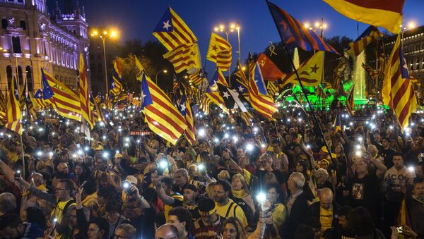 Manifestantes participam em ação em apoio da independência da Catalunha em Madri - Sputnik Brasil