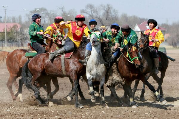 Cavaleiros participam da competição Kok-boru no âmbito do Noruz, festa tradicional que celebra o Ano Novo do calendário persa, em Bishkek, Quirguistão - Sputnik Brasil