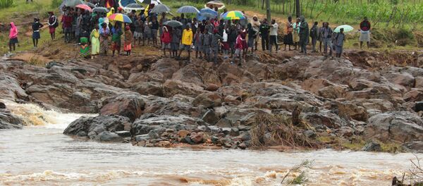 Moçambicanos à beira de um rio após o ciclone Idai - Sputnik Brasil