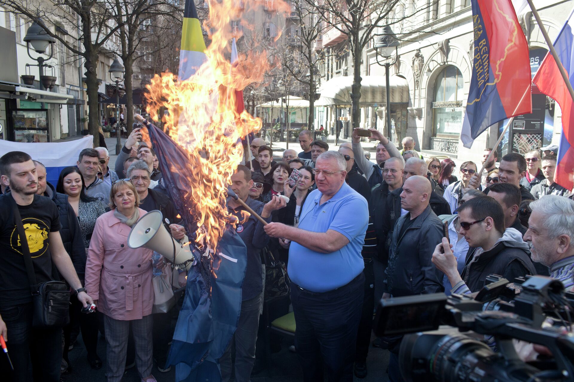 Vojislav Seselj, líder do Partido Radical Sérvio, segura bandeira da OTAN em chamas durante manifestação em Belgrado - Sputnik Brasil, 1920, 04.08.2022