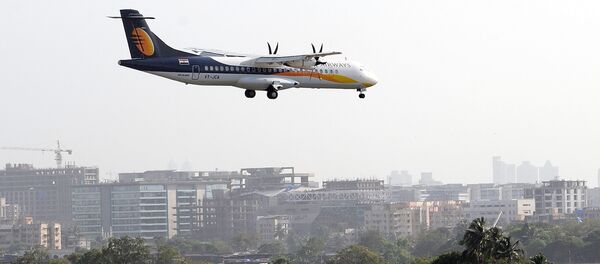 Um avião ATR da Jet Airways se prepara para pousar - Sputnik Brasil
