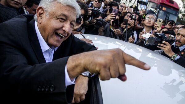 O presidente Andrés Manuel López Obrador ri antes de entrar no carro, na Cidade do México - Sputnik Brasil