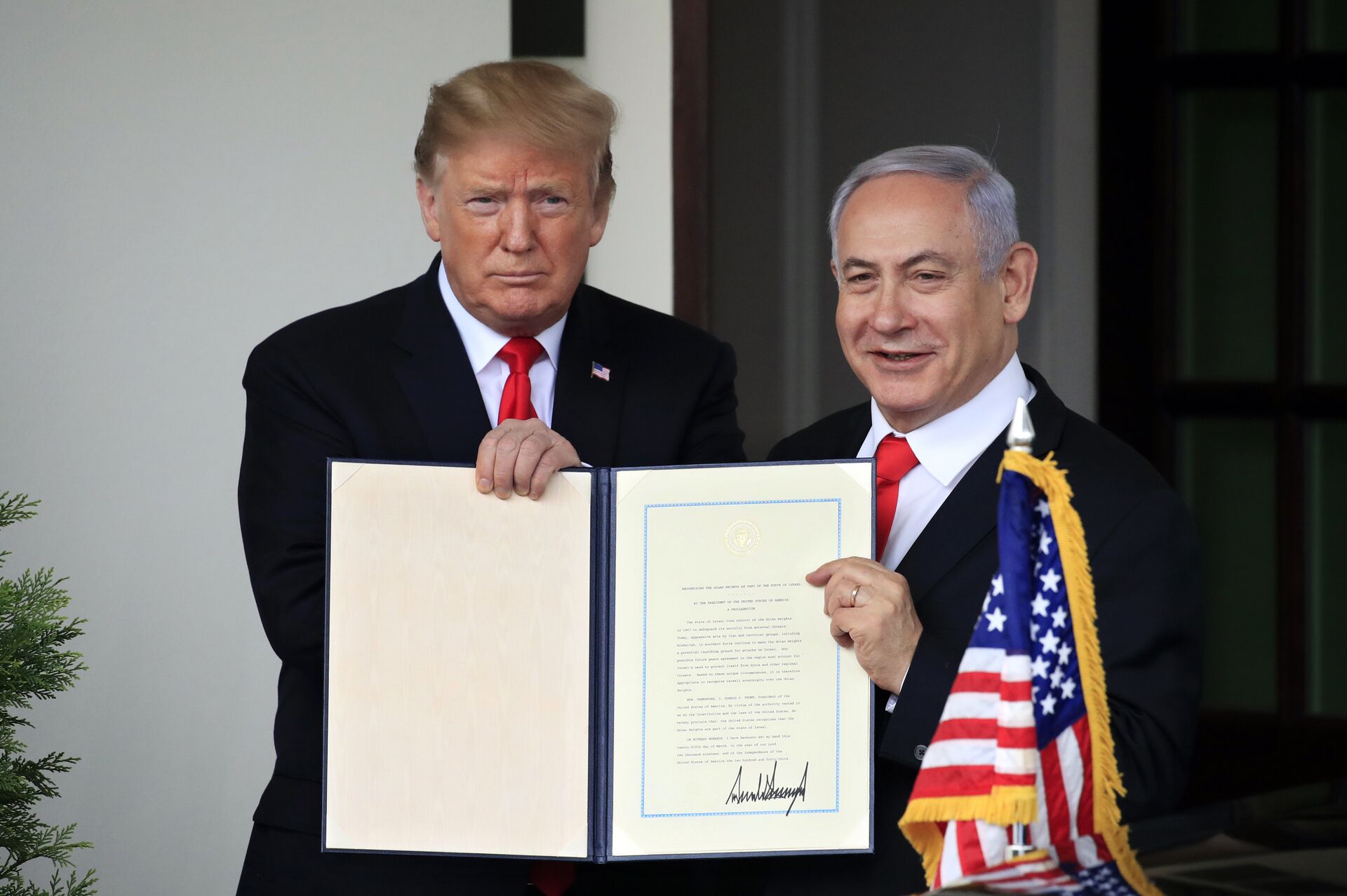 Presidente dos EUA, Donald Trump, ao lado do primeiro-ministro israelense Benjamin Netanyahu após a assinatura do documento que reconhece a soberania de Israel sobre as Colinas de Golã - Sputnik Brasil, 1920, 31.05.2024