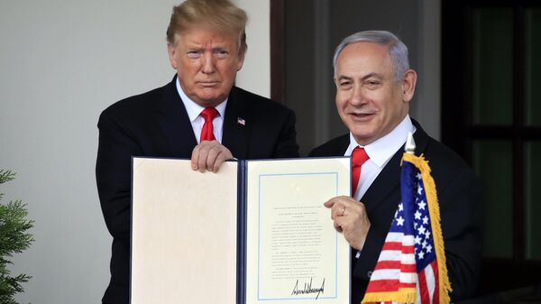 O presidente dos EUA, Donald Trump, ao lado do primeiro-ministro israelense, Benjamin Netanyahu, após a assinatura do documento que reconhece a soberania de Israel sobre as Colinas de Golã - Sputnik Brasil