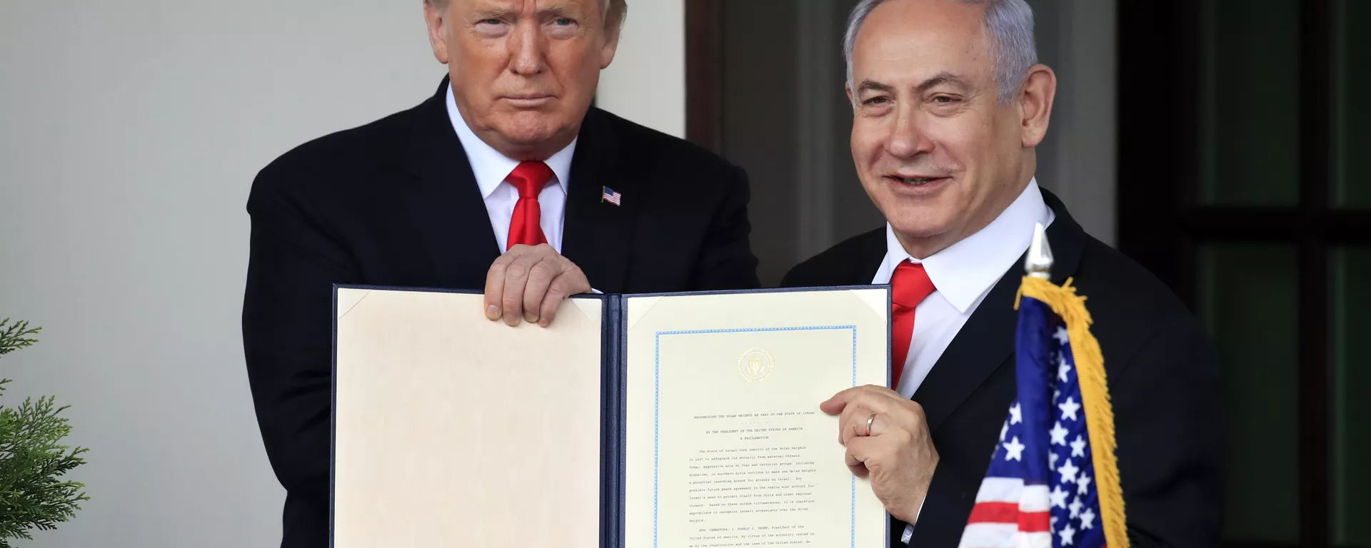 O presidente dos EUA, Donald Trump, ao lado do primeiro-ministro israelense, Benjamin Netanyahu, após a assinatura do documento que reconhece a soberania de Israel sobre as Colinas de Golã - Sputnik Brasil, 1920, 06.02.2025