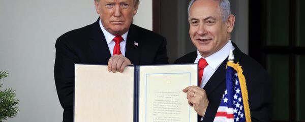 Presidente dos EUA, Donald Trump, ao lado do primeiro-ministro israelense Benjamin Netanyahu após a assinatura do documento que reconhece a soberania de Israel sobre as Colinas de Golã Presidente dos EUA, Donald Trump, ao lado do primeiro-ministro israelense Benjamin Netanyahu após a assinatura do documento que reconhece a soberania de Israel sobre as Colinas de Golã - Sputnik Brasil